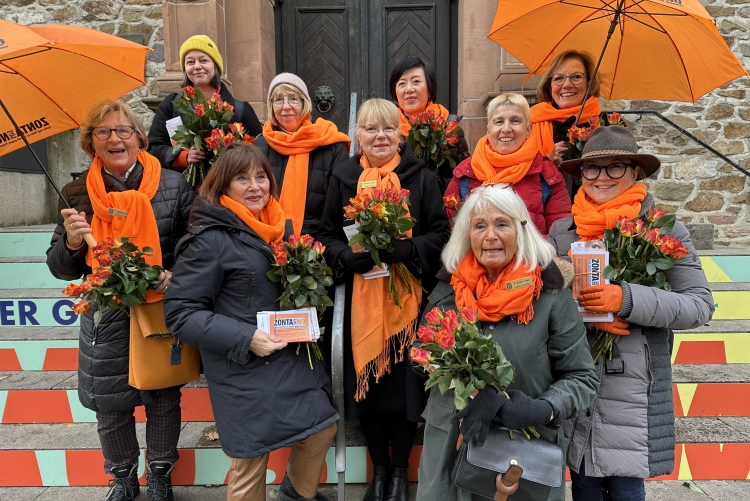 Aktion mit Informationsmaterial und Orangenen Rosen am Gießener Wochenmarkt